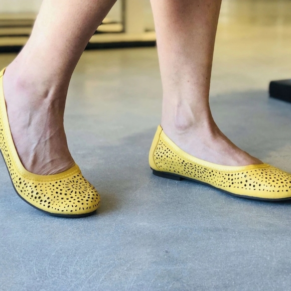 Vionic | Shoes | Vionic New Robyn Flat Buttercup Flat Size 95 | Poshmark